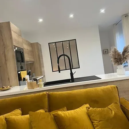 Situe En Plein Coeur De .